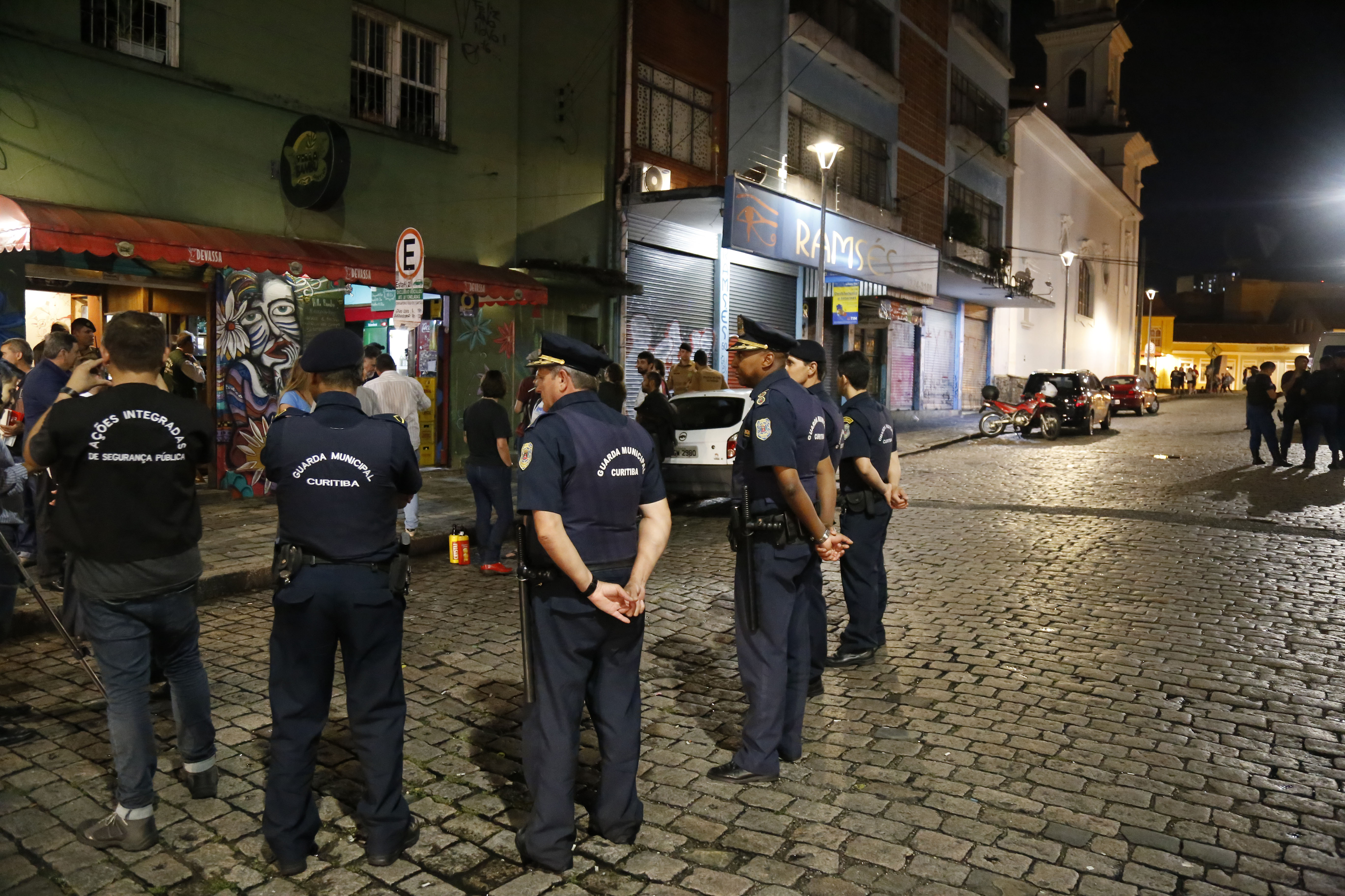 Guardas municipais na Operação Balada Segura terça-feira na Rua Trajano Reis: horário de fechamento de bares é motivo de divergência de entidades. | Pedro Serapio/Gazeta do Povo
