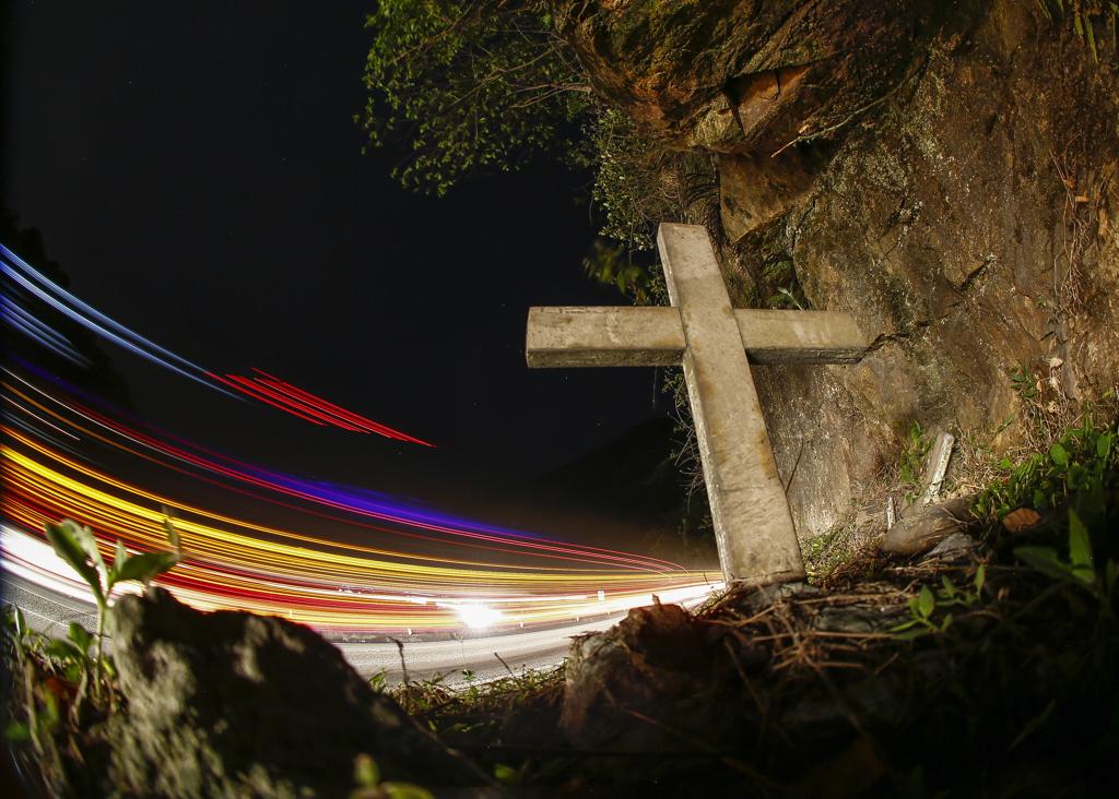 Cruz na BR-376 entre o Paraná e Santa Catarina: falta de atenção do motorista e execesso de velocidade são as principais causas de morte. | Daniel Castellano/Gazeta do Povo