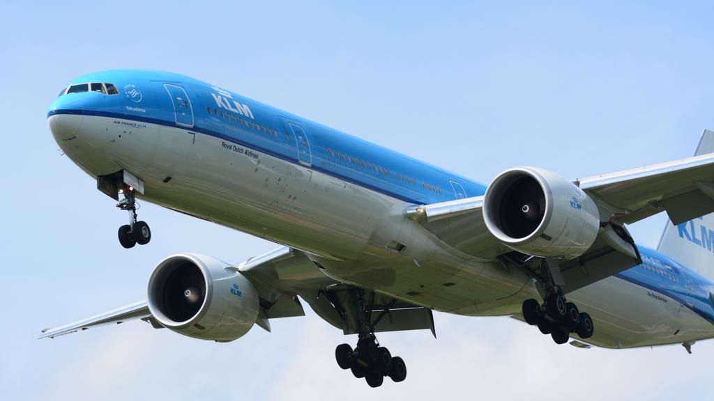 Boeing 777-300 da KLM pousou no aeroporto Afonso às 6h50 desta quarta-feira (18). | Masakatsu Ukon/Flickr Creative Commons