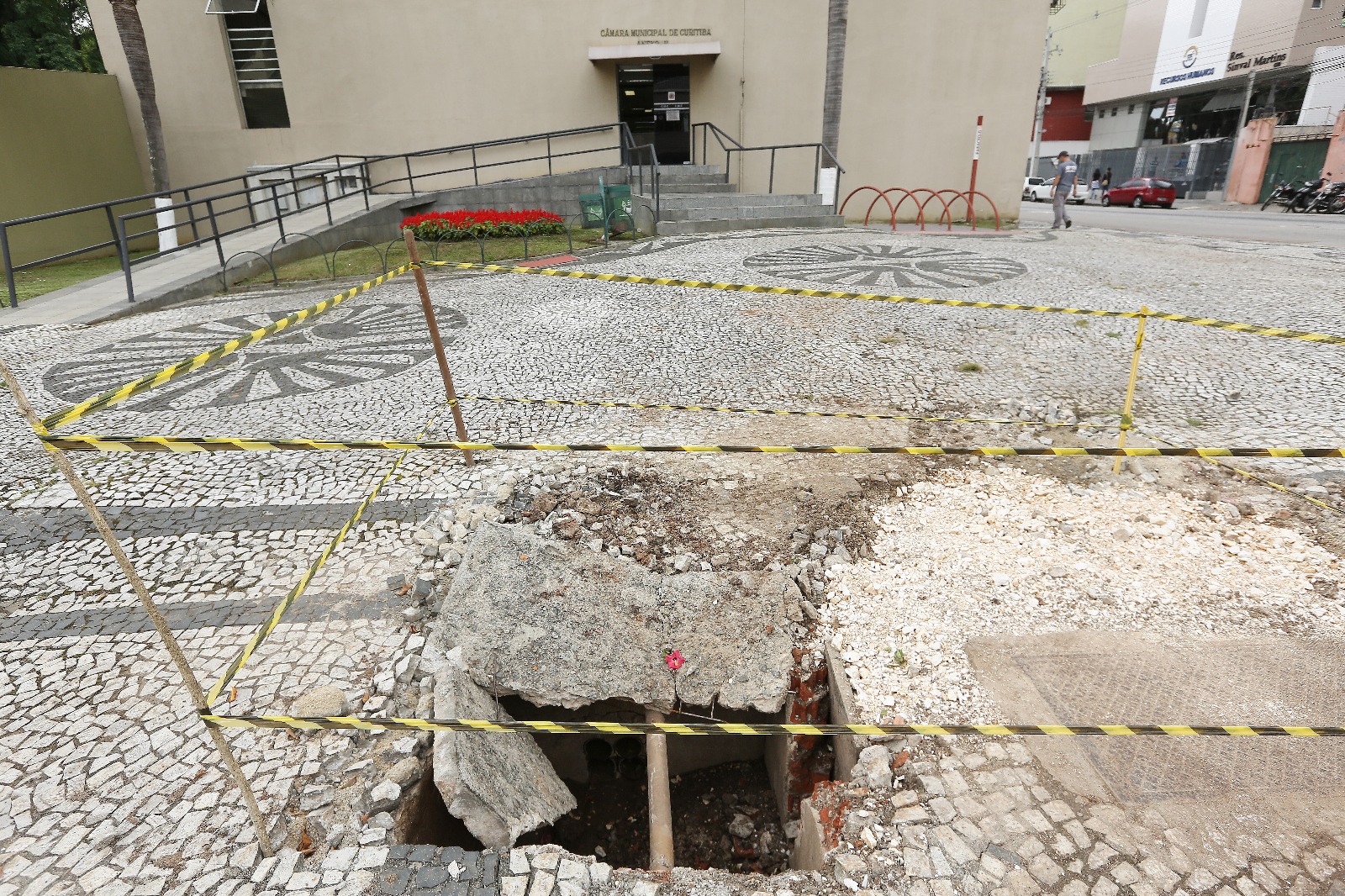Buraco interdita parte da calçada ao lado da Câmara de Vereadores. | Giuliano Gomes/Gazeta do Povo