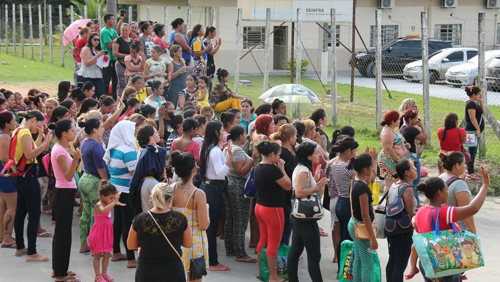 Familiares de presos aguardam informações diante do Complexo Penitenciário Anísio Jobim, em Manaus. | Marcio Silva/AFP