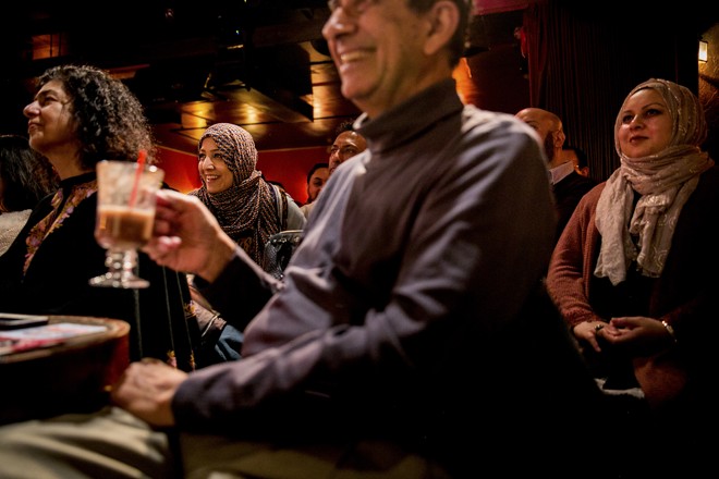 Público se diverte durante o “The Big Brown Comedy Hour” do Comic Club Strip Live, em Nova York. | Sam Hodgson/NYT