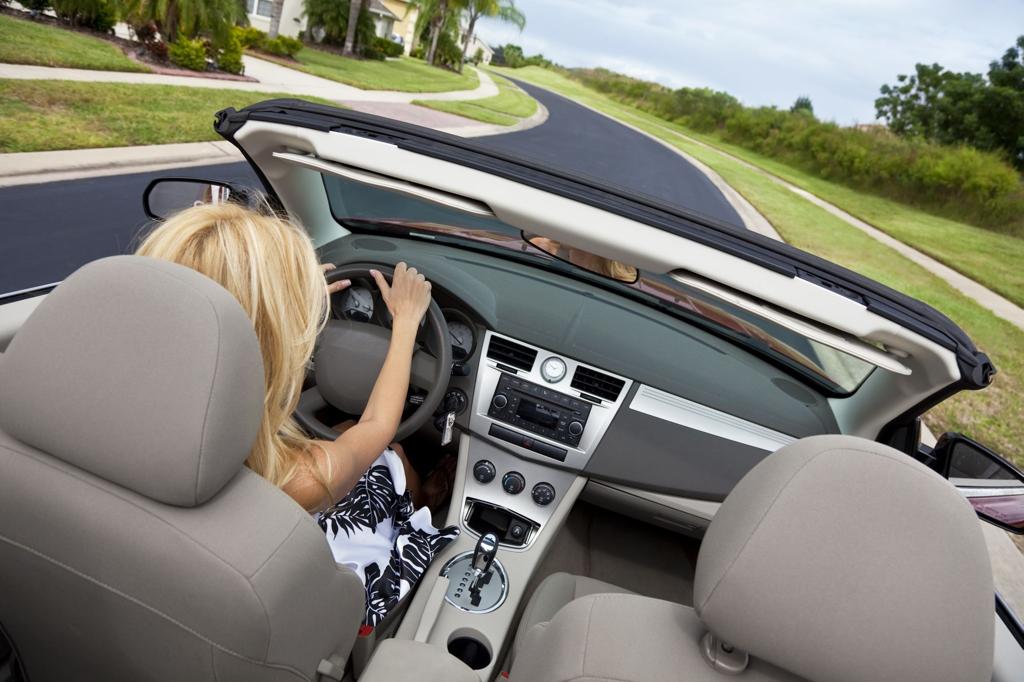 Pesquisadores afirmam que o ruído do carro em movimento com capota abaixada eleva risco de perda auditiva. | Bigstock/