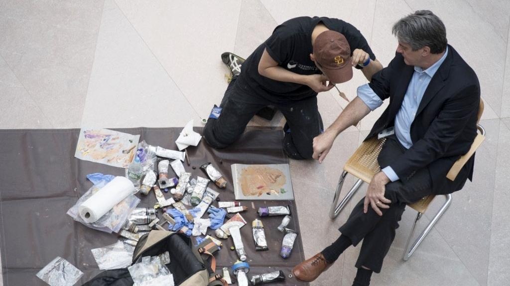 Byron Kim trabalha junto a um dos voluntários que contribuíram com a obra