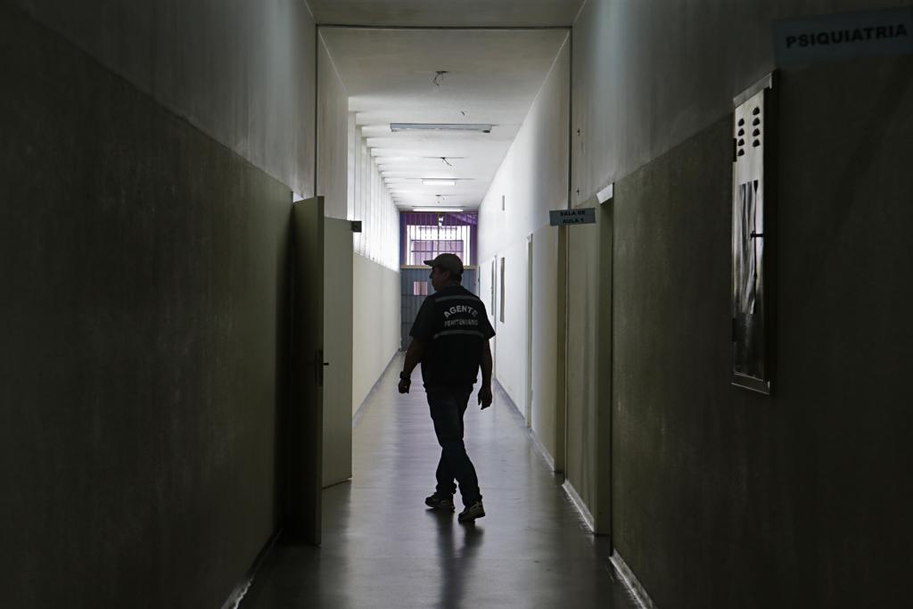 Agente penitenciário no Complexo Médico Penal de Pinhais:Paraná tem 19.626 detentos em presídios. | Albari Rosa/Gazeta do Povo