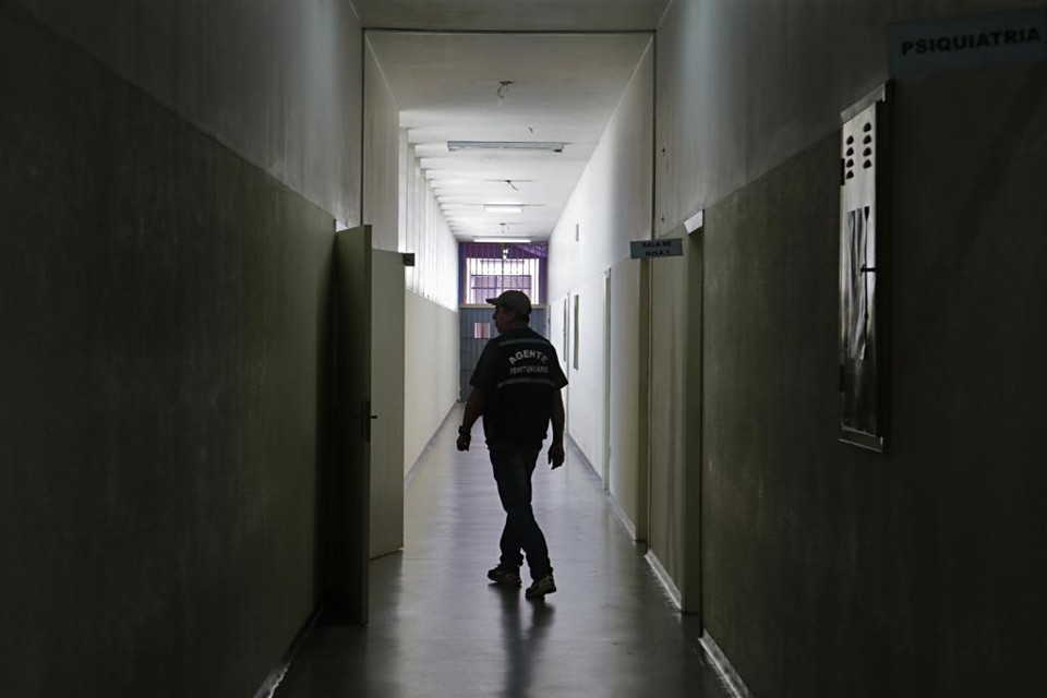 Custo faz Paraná descartar parceria com iniciativa privada na gestão de presídios Agente penitenciário no Complexo Médico Penal de Pinhais:Paraná tem 19.626 detentos em presídios. | Albari Rosa/Gazeta do Povo