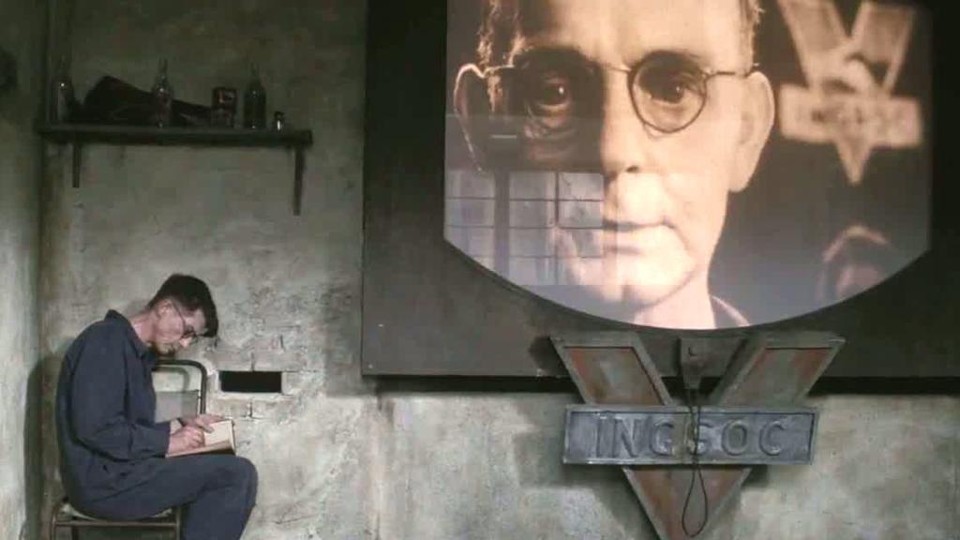 Cena do filme 1984: fatos são adequados para ficar de acordo com os interesses do governo | /Divulgação