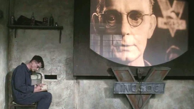 Cena do filme 1984: fatos são adequados para ficar de acordo com os interesses do governo | /Divulgação