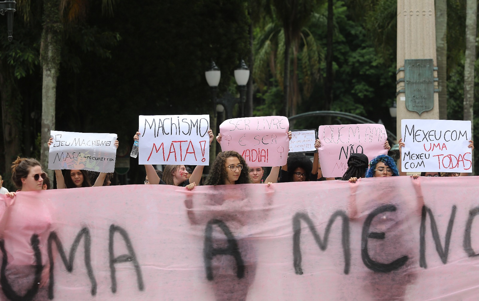 Protesto foi intitulado “Nem uma a menos - ser vadia é sinônimo de ser livre” | Giuliano Gomes/Gazeta do Povo