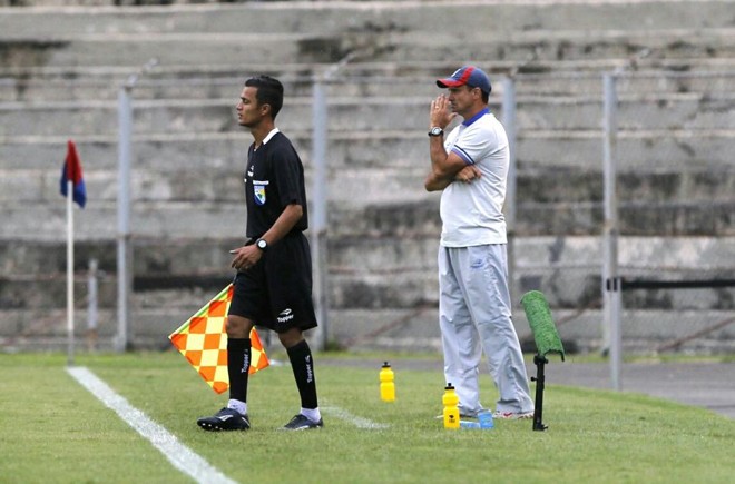 O técnico Wagner Lopes, estreante no comando do Paraná, observa atentamente a boa apresentação tricolor. | Antonio More/Gazeta do Povo