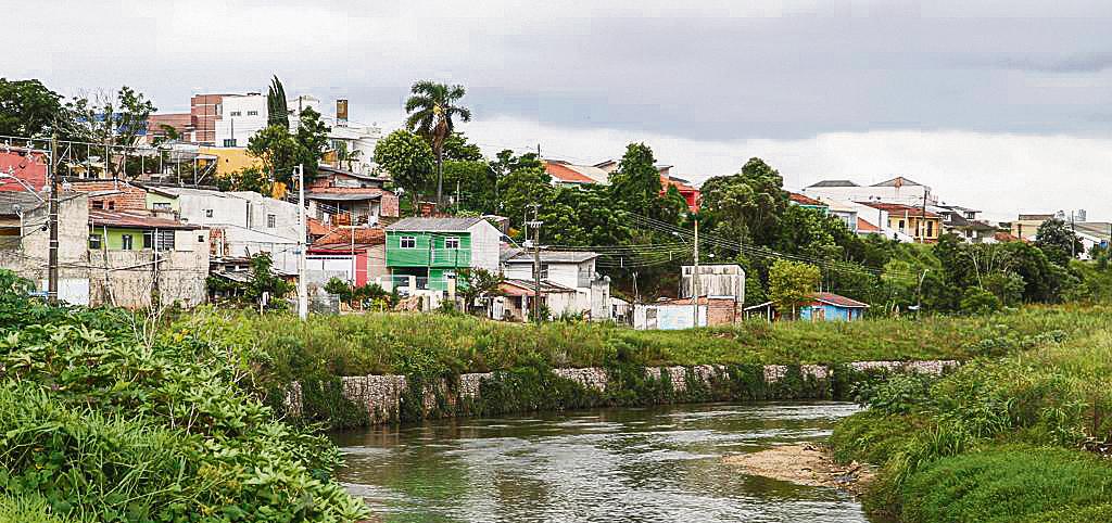 Greca ganha mais tempo para aprovar projetos de drenagem de Curitiba. Na foto, trecho do Rio Barigui, no Fazendinha, onde foram construídos muros de contenção. Mas é preciso mais para conter cheias. | Daniel Castellano/Gazeta do Povo