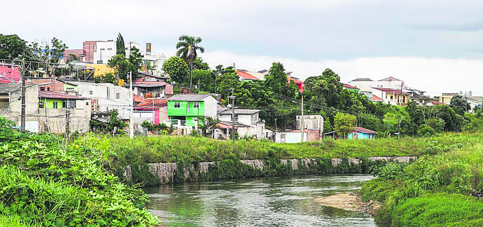 Greca ganha mais tempo para aprovar projetos de drenagem de Curitiba. Na foto, trecho do Rio Barigui, no Fazendinha, onde foram construídos muros de contenção. Mas é preciso mais para conter cheias. | Daniel Castellano/Gazeta do Povo