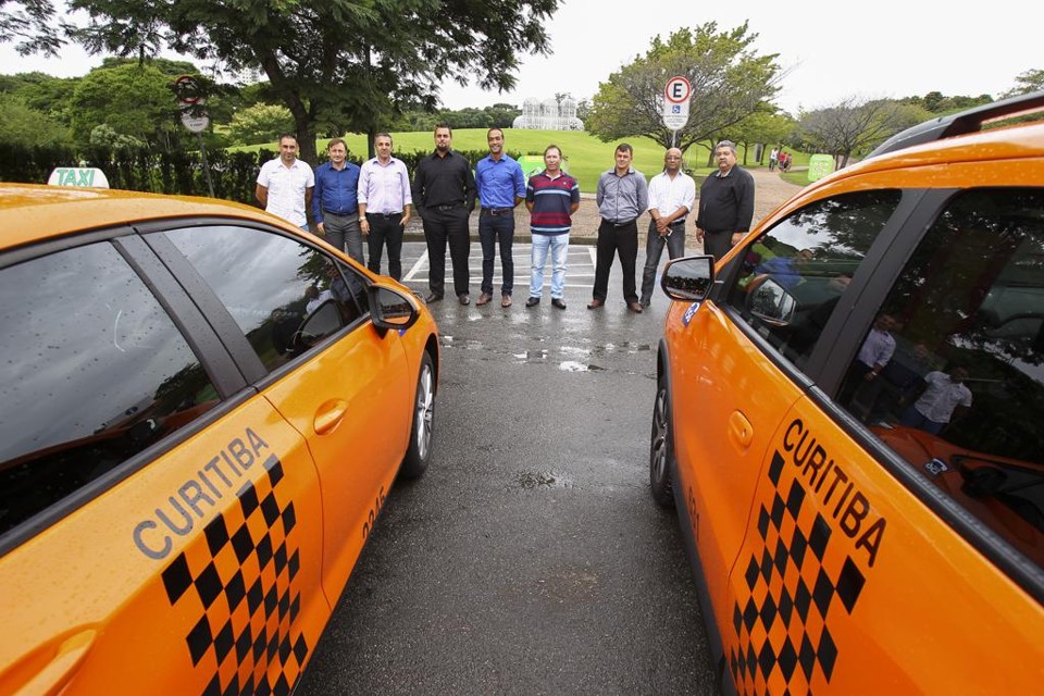 Motoristas de táxi vão criar “mega central” em Curitiba para combater Uber e crise Motoristas de táxi em Curitiba se unem para combater Uber e crise. Três associações da cidade querem criar “mega central” para reduzir custos e baixar preços para usuários. | Daniel Castellano/Gazeta do Povo