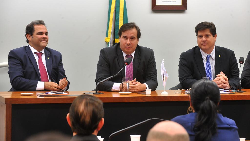 Rodrigo Maia (ao centro) | J. Batista / Câmara dos Deputados
