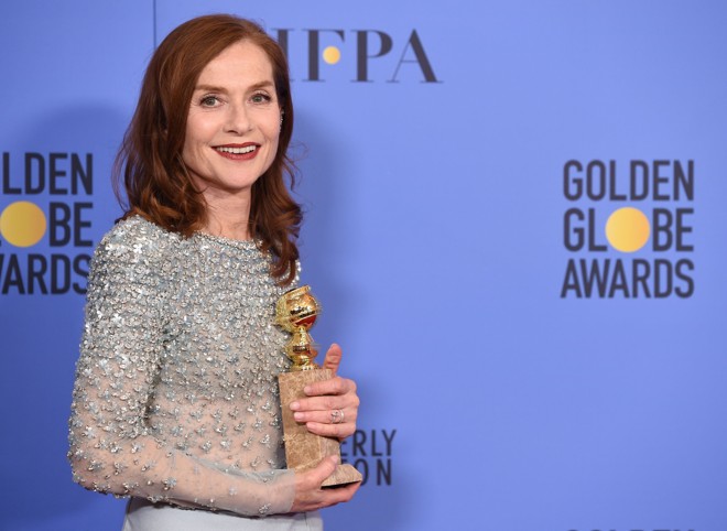 Isabelle Huppert, vencedora da categoria Melhor atriz de drama, pelo filme “Elle”. | ROBYN BECK/AFP