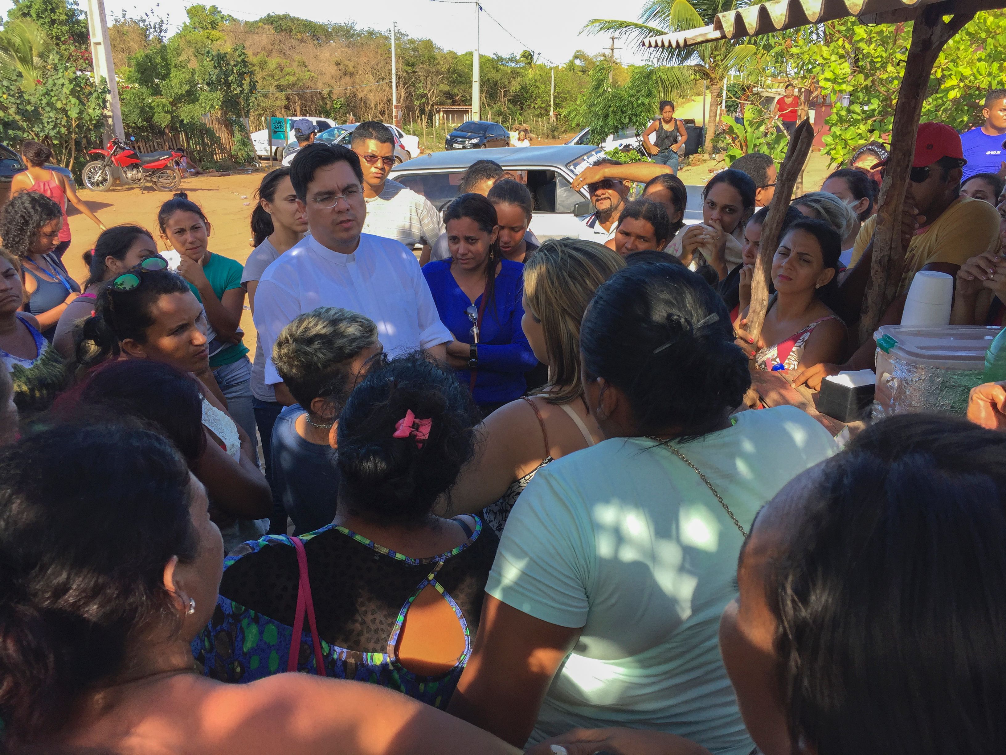 Pastor conversa com familiares de presos da Penitenciária de Alcaçuz: número de mortos não foi determinado | JOHANNES MYBURGH/AFP