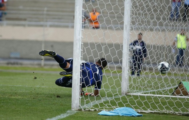 Alex Santana marcou o terceiro gol tricolor ainda no primeiro tempo. A bola entrou no canto do goleiro. |