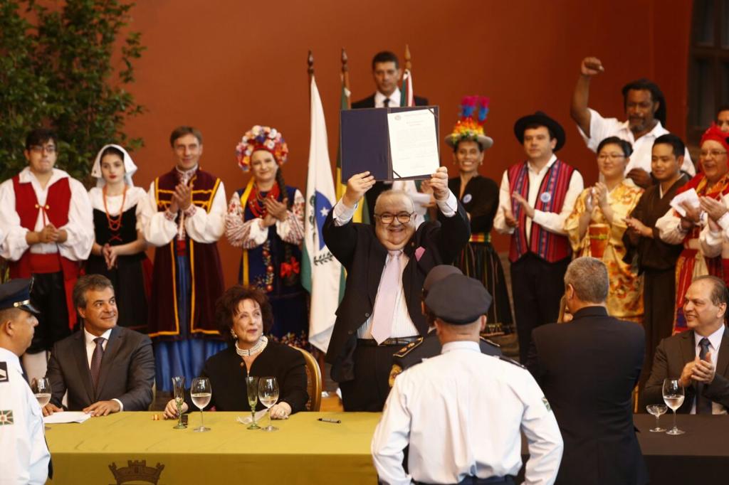 Rafael Greca assina o termo de transição em cerimônia do Memorial de Curitiba | Hugo Harada/Gazeta do Povo