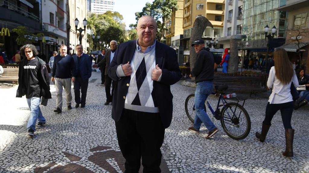 Rafael Greca (PMN) prometeu mutirão de limpeza da Rua XV no início do mandato. | Henry Milleo/Gazeta do Povo