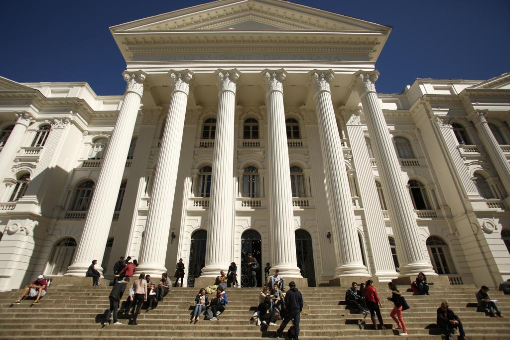 Universidade deixou de aceitar documentos com fotos de menores de 14 anos. Exigência consta no edital do vestibular. | Marcelo Andrade/Gazeta do Povo