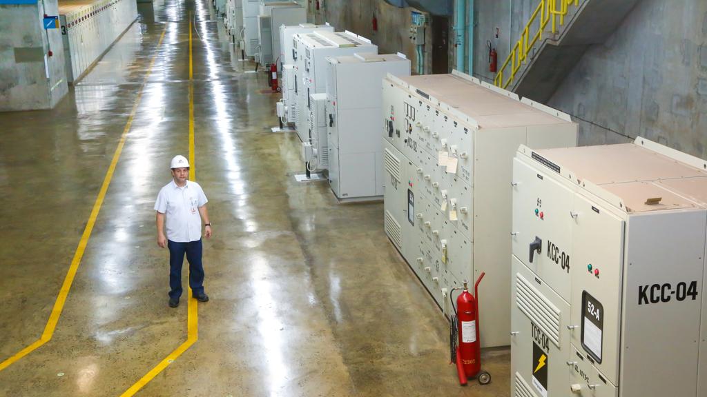 Engenheiro Ângelo Mibielli, da Itaipu, junto a equipamentos analógicos espalhados pelos corredores da Casa de Força, que passarão por atualização. | Nilton Rolin/Itaipu Binacional