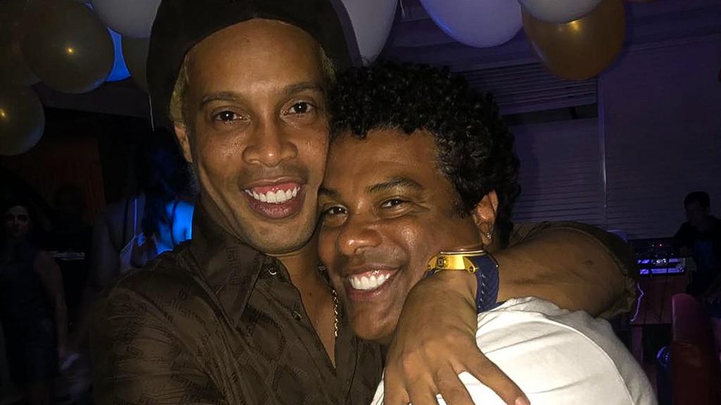 Ronaldinho Gaúcho e o irmão Assis devem receber a proposta do Coritiba no máximo até esta terça-feira. | Reprodução/Twitter