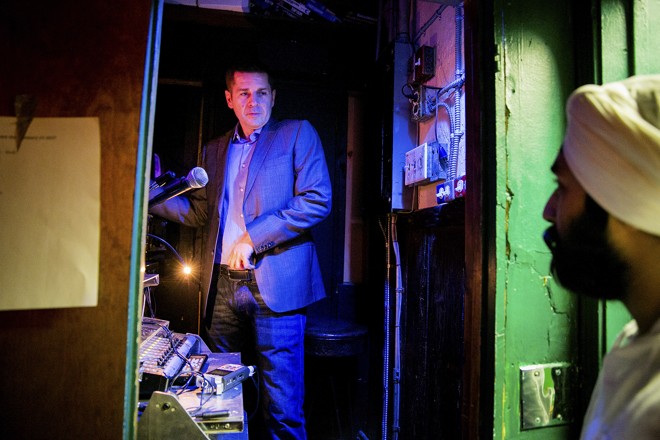 Dean Obeidallah conversa com Manvir Singh nos bastidores do “The Big Brown Comedy Hour” do Comic Club Strip Live, em Nova York. | Sam Hodgson/NYT