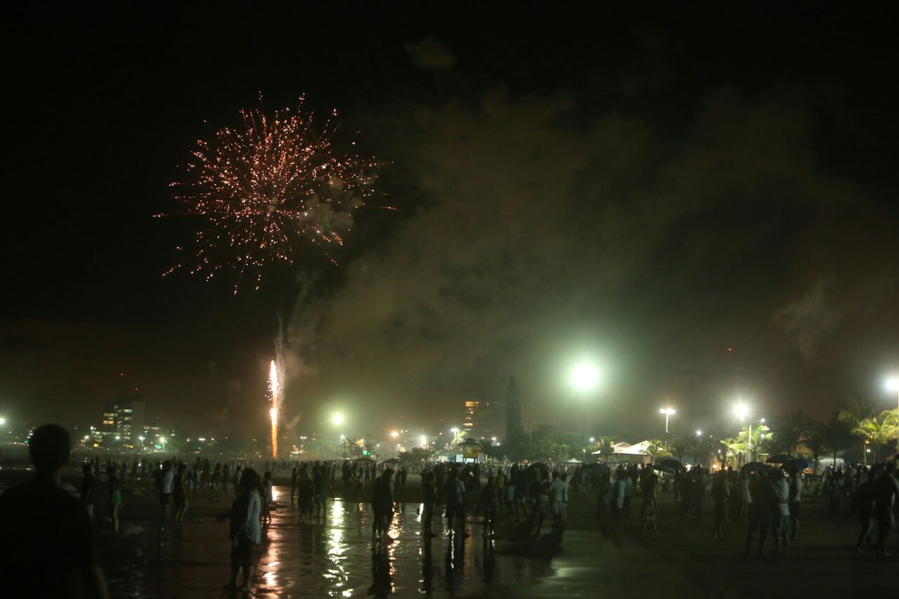No litoral, a chuva não atrapalhou a queima de fogos nem afastou os veranistas da praia. | Lineu Filho/Gazeta do Povo