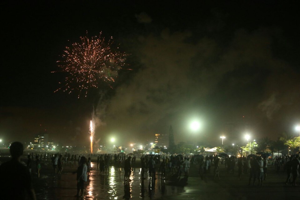 No litoral, a chuva não atrapalhou a queima de fogos nem afastou os veranistas da praia. | Lineu Filho/Gazeta do Povo