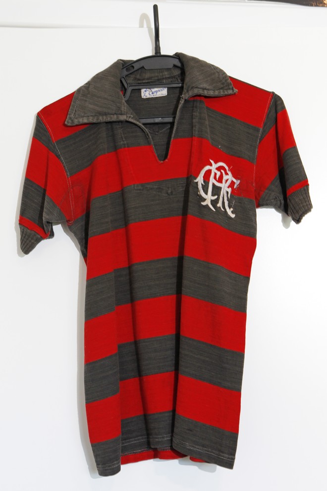Camisa que Zagallo jogou em 1953, primeiro título do Flamengo no tri carioca. | Antônio More/Gazeta do Povo