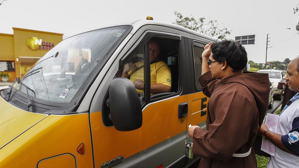 Motorista Peterson Macedo levou a van que usa trabalhar para ser abençoada | Jonathan Campos/Gazeta do Povo