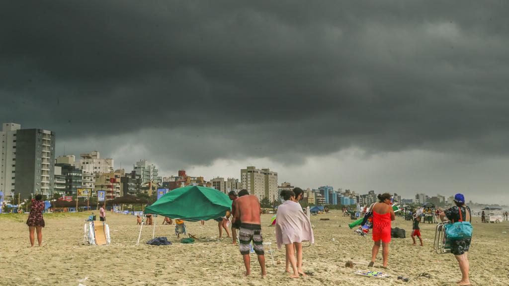Frente fria ainda mantém o tempo encoberto em Curitiba | Hugo Harada/Gazeta do Povo