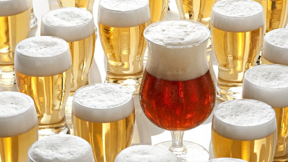 Este gráfico mostra como 4 empresas dominaram o mercado de cerveja no Brasil | Alexandre Mazzo/Gazeta do Povo