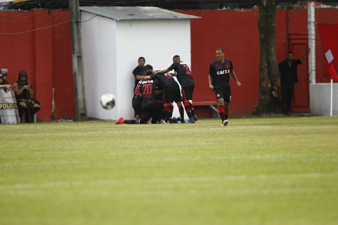 Atleticanos comemoram gol de Matheus Anjo. tento abriu o placar em Paranaguá | Jonathan Campos Gazeta do Povo