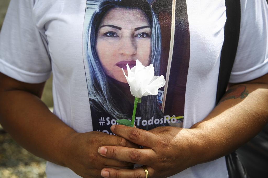 Parente com camiseta da copeira Rosária Miranda, morta em confraternização com amigos. | Daniel Castellano/Gazeta do Povo