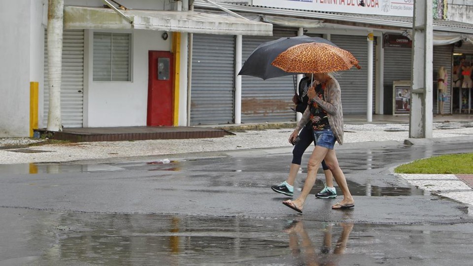 Chuva em Matinhos no final de 2016: cidade é uma das poucas do Litoral que não teve registro de alagamentos até a tarde desta terça | Antônio More/Gazeta do Povo