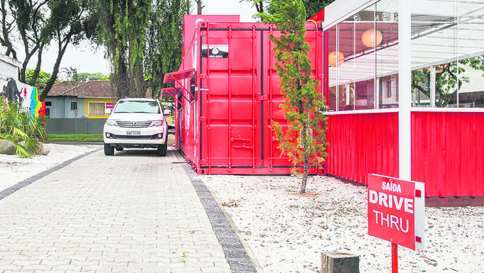 Drive Thru: serviço é opção para clientes que buscam agilidade e praticidade. | Leticia Akemi/Letícia Akemi / Gazeta do Povo