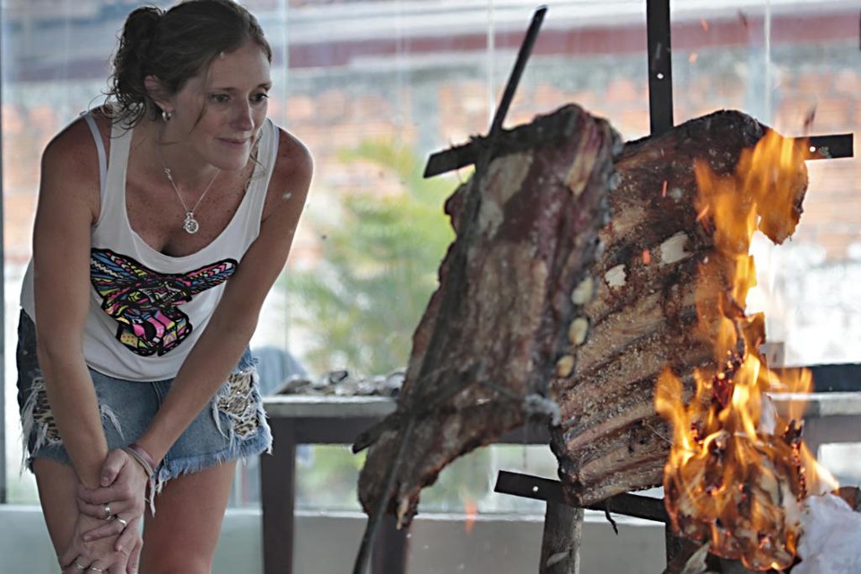 Elisa Susana Gutierrez, proprietária de restaurante de comida típica argentina em Guaratuba: litoral do Paraná foi a opção para fugir da crise econômica do governo Menen. | Albari Rosa/Gazeta do Povo