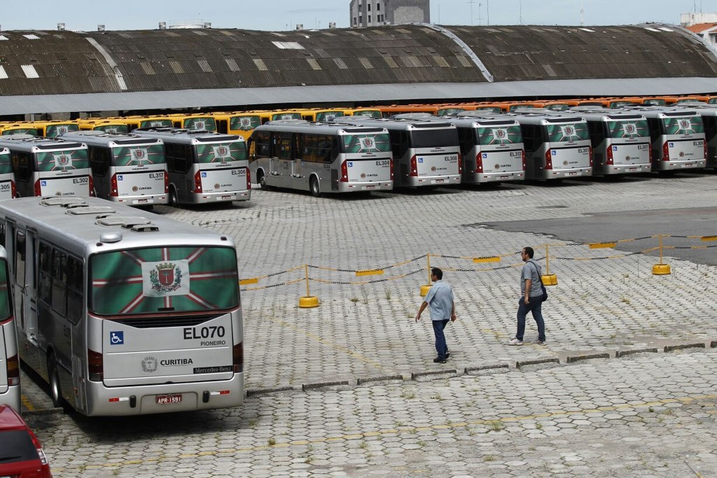 Garagem da empresa São José Filial, uma das que tem ônibus parados nesta segunda-feira (10)