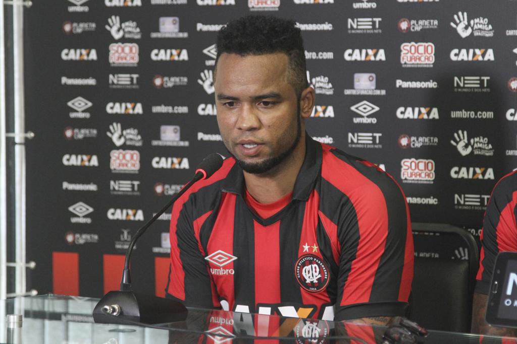 No Atlético, Carlos Alberto espera aproveitar a chance de reencontrar a estabilidade para a carreira, após série de problemas nos últimos anos. | Rodrigo Felix Leal/Gazeta do Povo