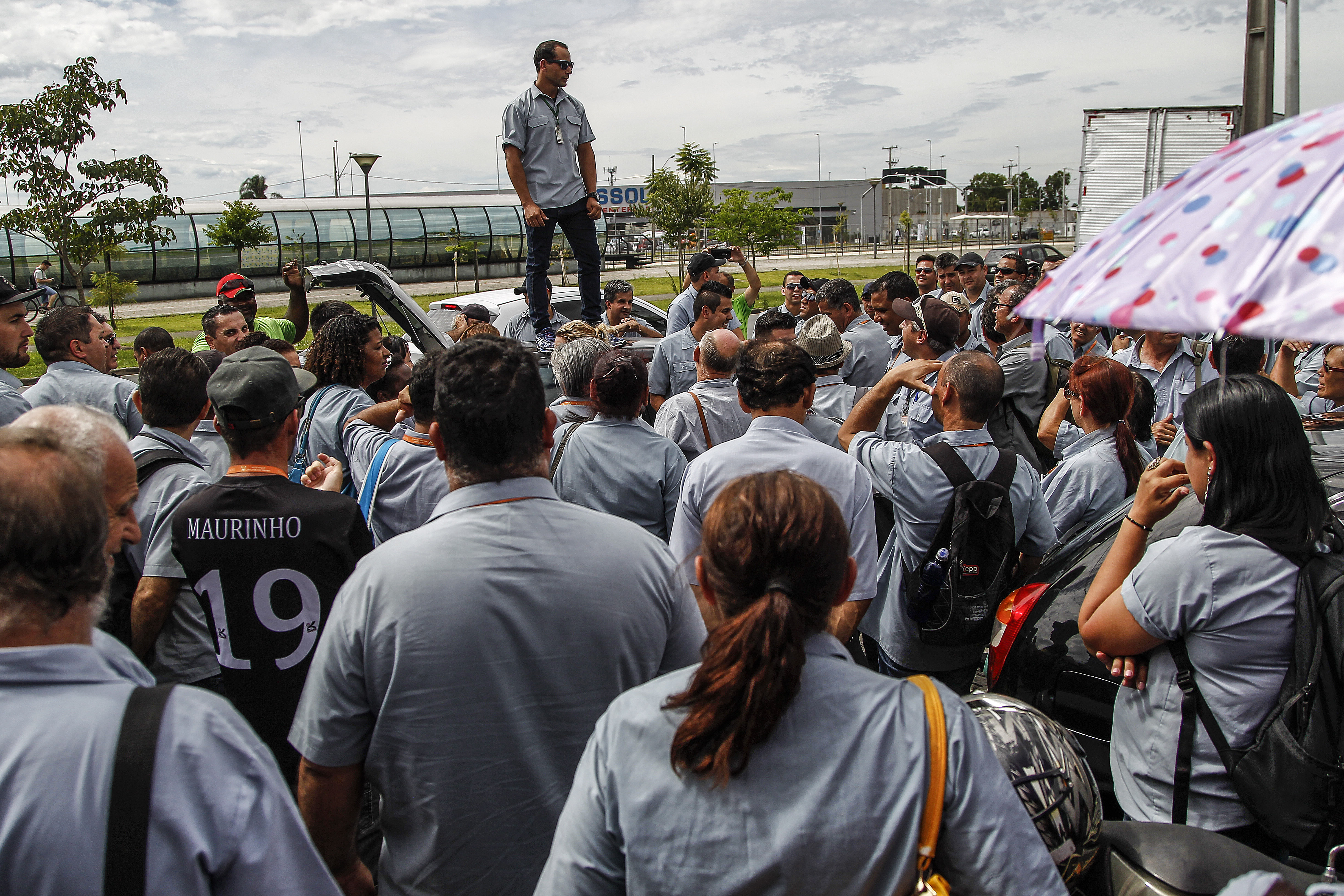 Assembleia dos funcionários da CDD no inídio da tarde desta terça: motoristas e cobradores querem resposta do prefeito para os constantes atrasos salariais. | Jonathan Campos/Gazeta do Povo