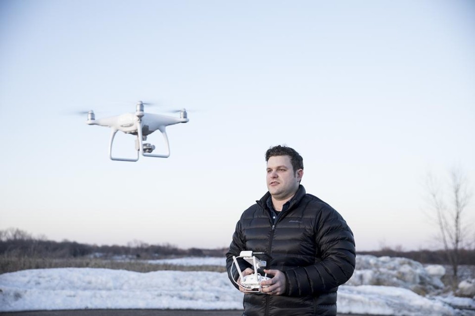 Kyle Christy voa frequentemente com os drones que usa para seu trabalho freelance de fotógrafo aéreo. Baterias são sempre um problema | TIM GRUBER/NYT