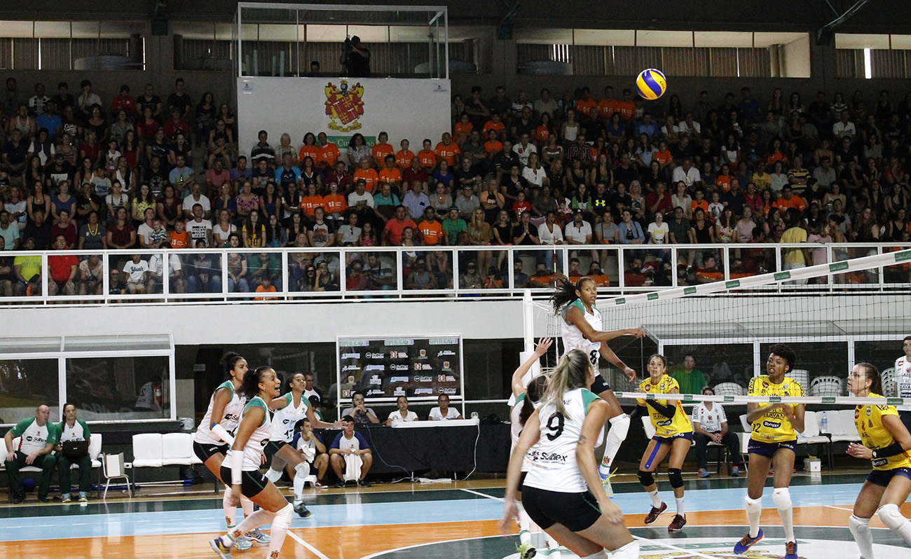 Clube Curitibano perdeu por 3 sets a 2 para o Brusque. | Josi Schmidt/CBV