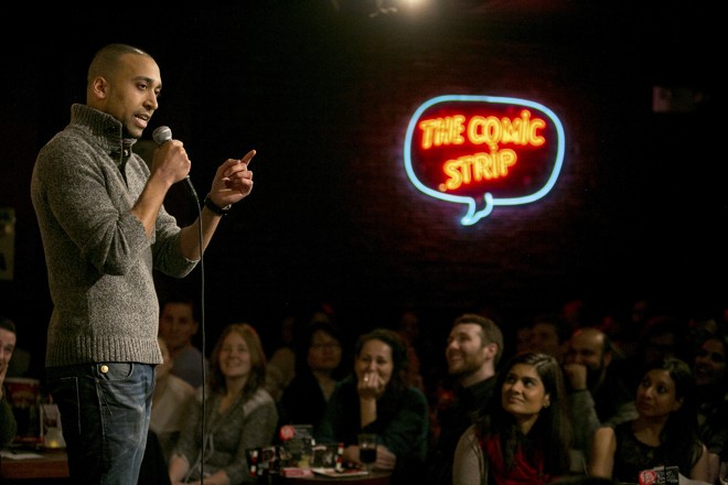 Feraz Shere se apresenta no “The Big Brown Comedy Hour” do Comic Club Strip Live, em Nova York. | Sam Hodgson/NYT
