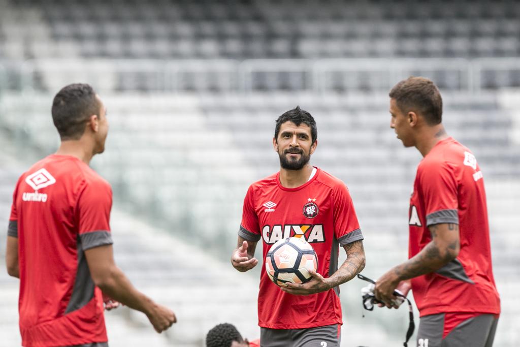 O argentino Lucho González no treino desta terça-feira (31) na Arena da Baixada. | Marcelo Andrade/Gazeta do Povo