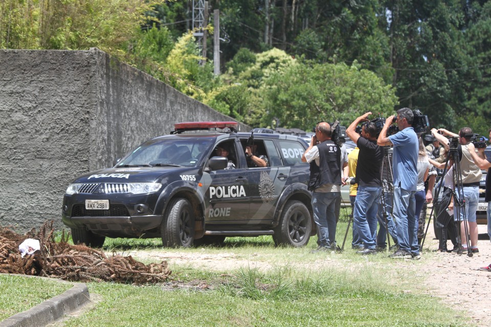 Polícia cerca a penitenciária sob os olhares atentos da imprensa: fuga poderia ter sido maior. | Gerson Klaina/Tribuna do Paraná