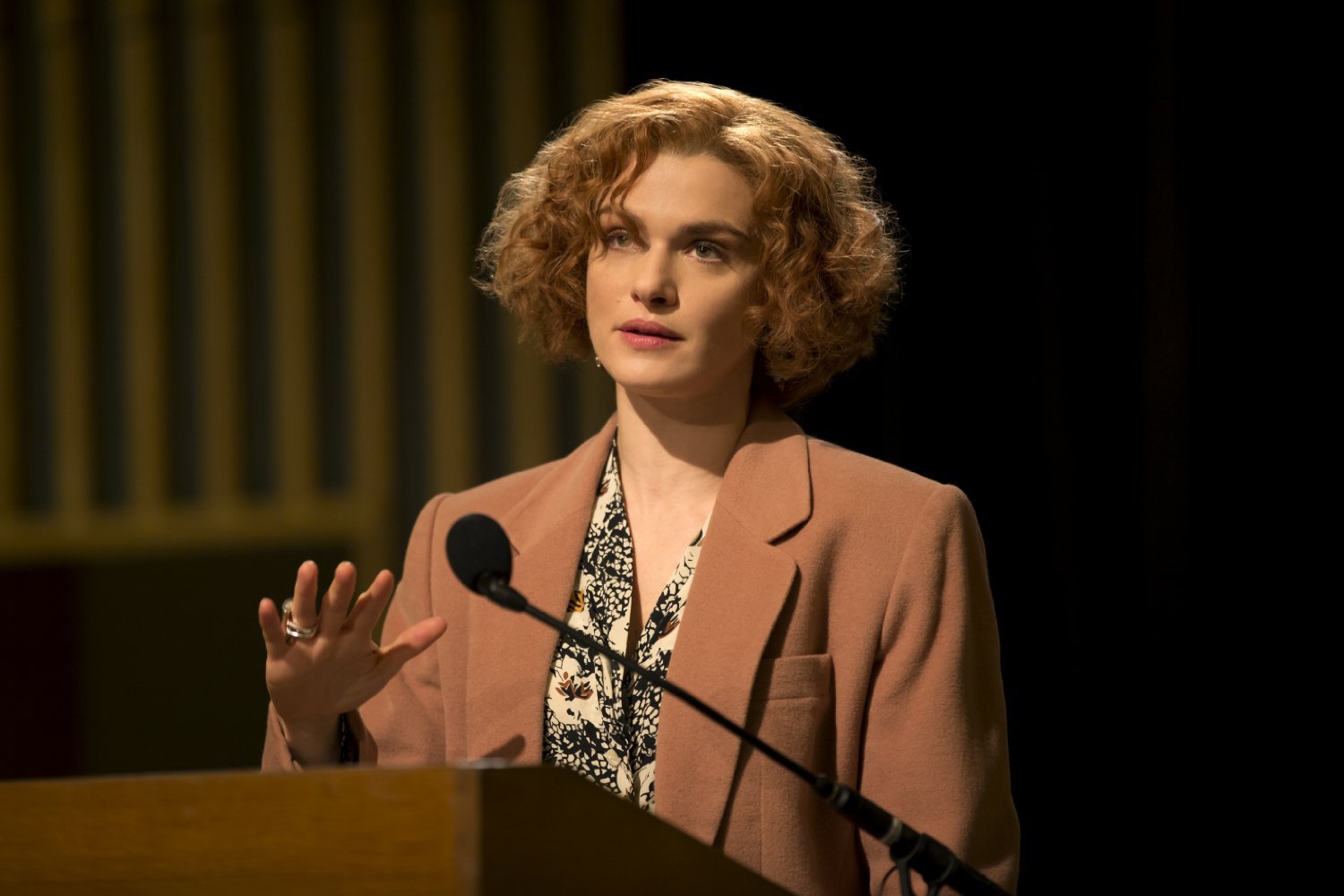 Rachel Weisz interpreta a historiadora americana Deborah Lipstadt, autora do livro que inspirou o filme “Negação”. | Divulgação