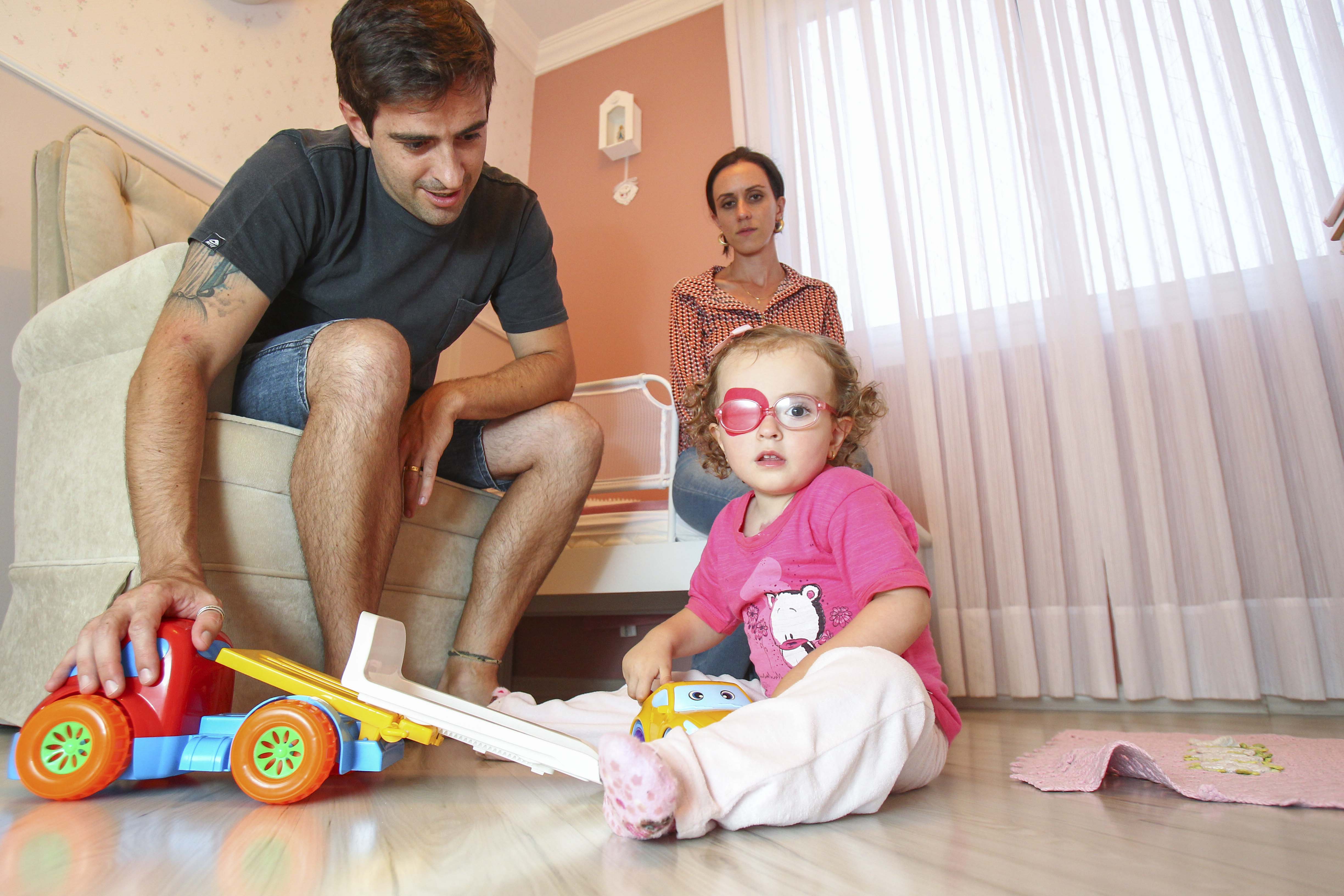Na foto, Leonardo e Aline com a filha Maria Clara, que é atendida pelos serviços do Craid | Daniel Castellano/Gazeta do Povo