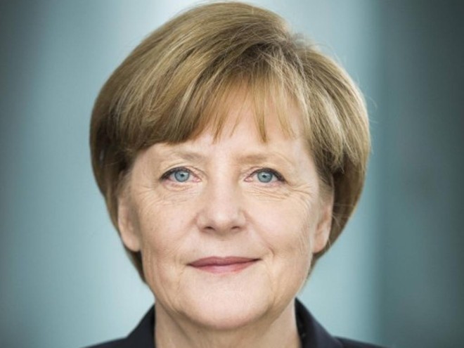 A primeira-ministra da Alemanha, Angela Merkel, demonstra um leve sorriso em seu retrato oficial. | Divulgação