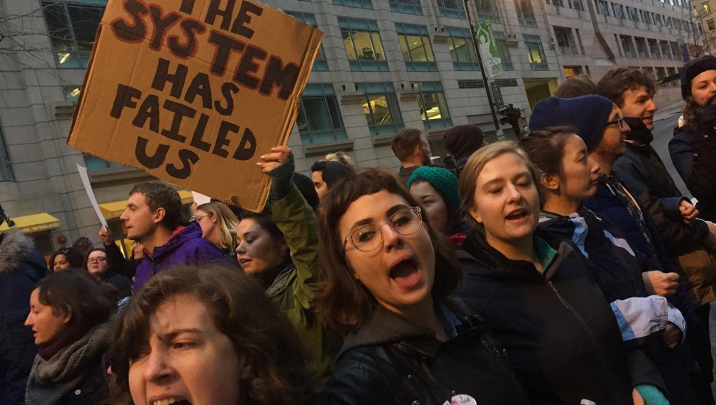 Grupos protestaram na madrugada de quinta para sexta-feira | Michael Williamson/The Washington Post